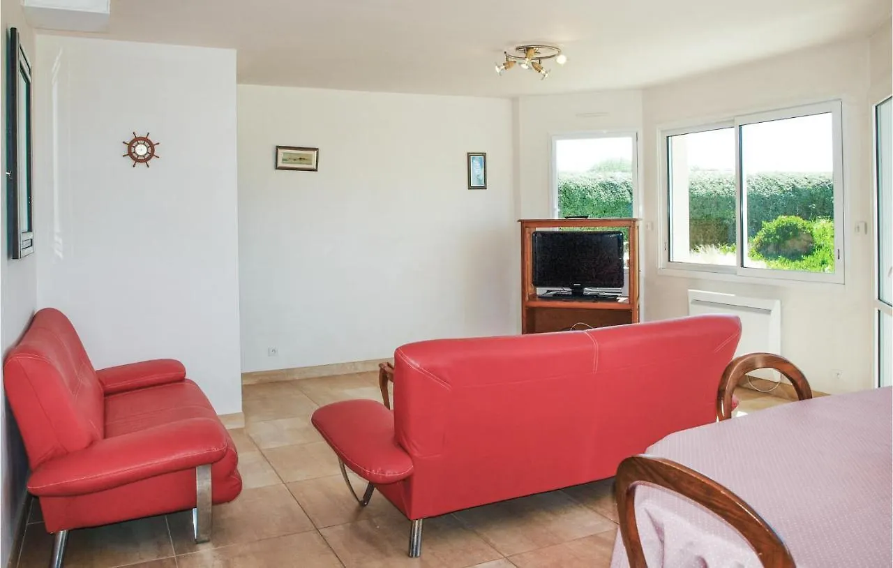 2 Bedroom Awesome Home In Kerlouan 0*,